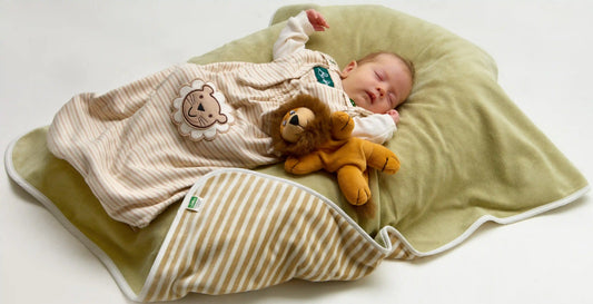 Baby in Bambini Schlafsack Leo