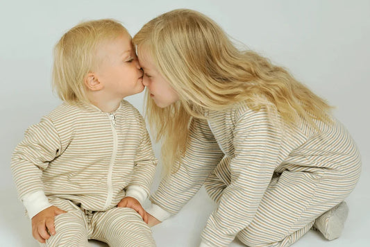 Geschwister in Ringel Overalls